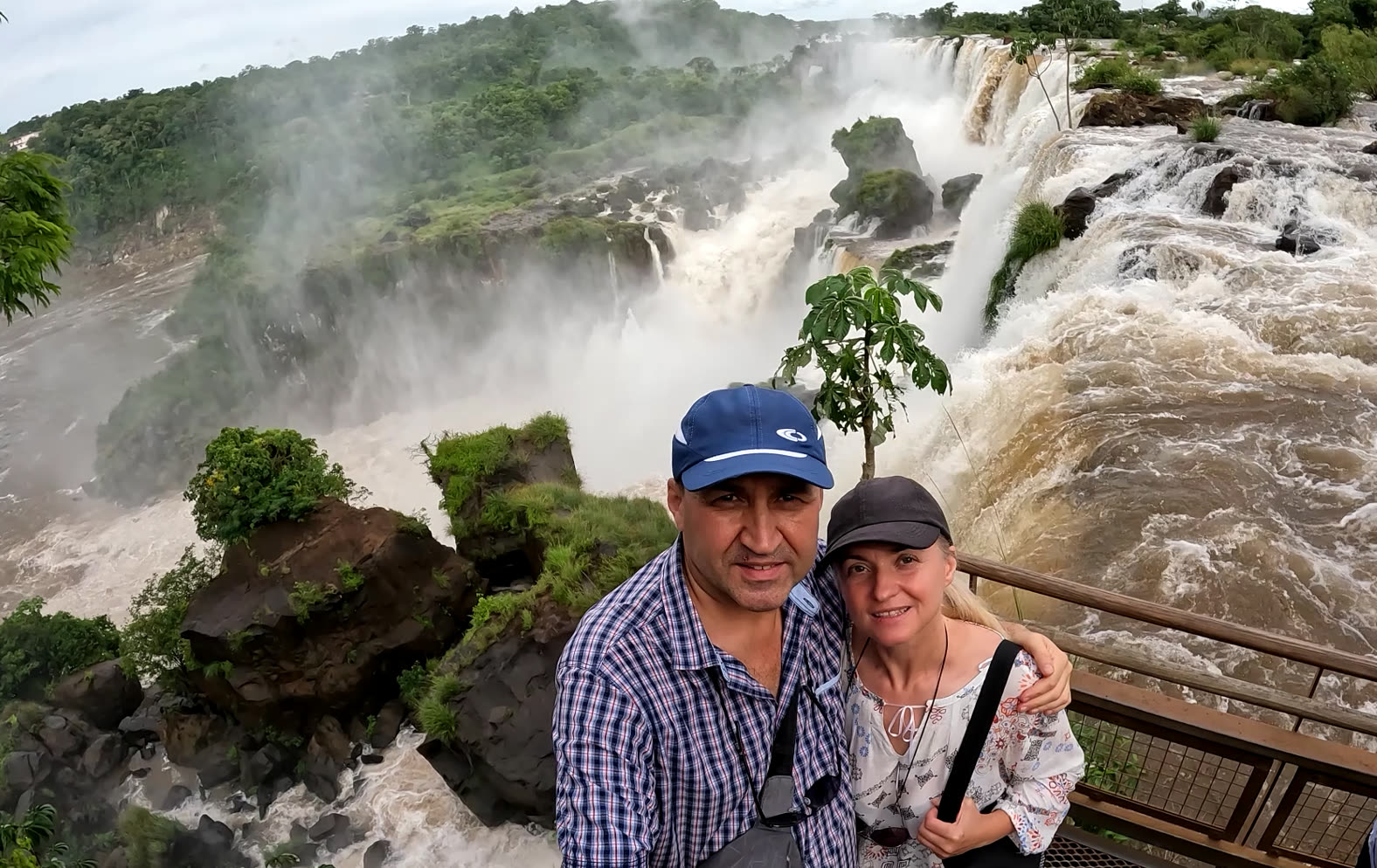 Crisalida și Dan în fața Cascadelor Iguazu